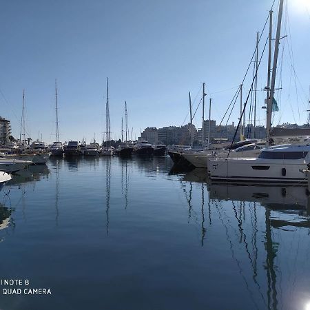 Με Θεα Το Λιμανι Apartment Piraeus Luaran gambar