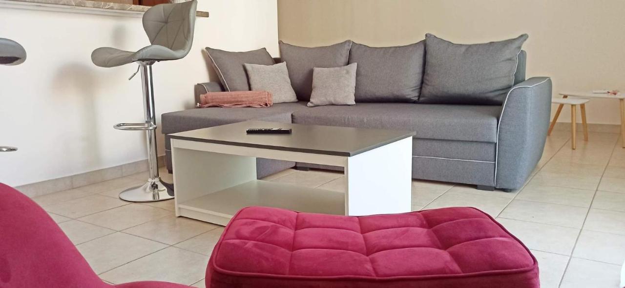 Με Θεα Το Λιμανι Apartment Piraeus Luaran gambar